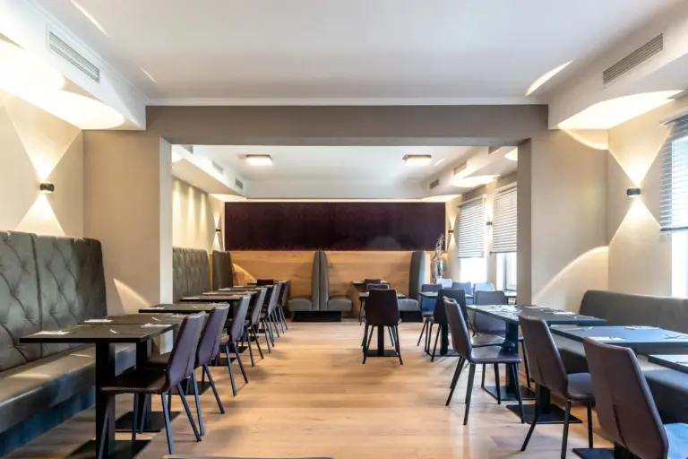 Hotel Ingolstadt Altstadthotel lichtdurchfluteter Fruehstuecksbereich