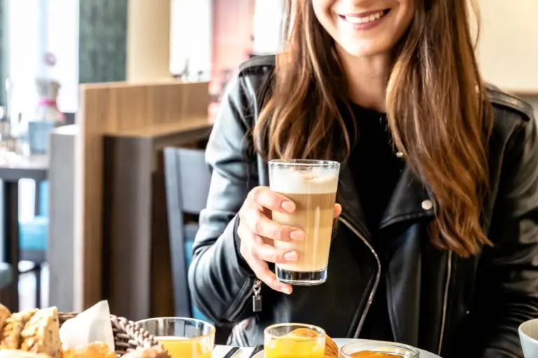 Hotel Ingolstadt Guesthouse Die Galerie lecker Fruehstueck geniessen